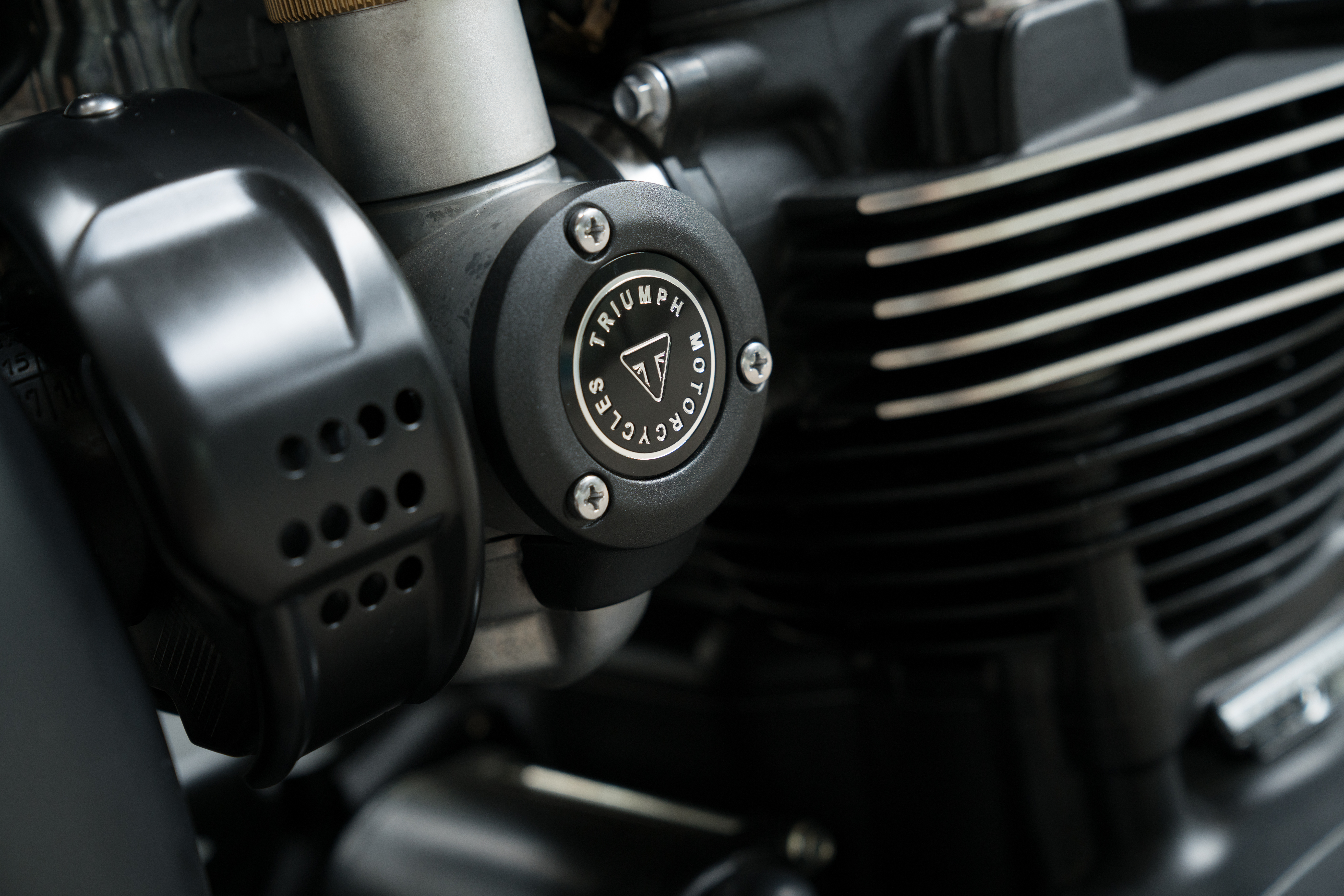 TRIUMPH ダーク仕上げ TPSカバー A9610249 Dark TPS Cover (A9610249) | Hermy's Triumph eStore
